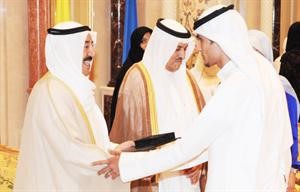 صاحب السمو الامير مكرما احد الفائزين