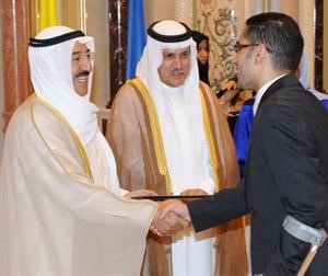 سمو الامير مصافحا احد الفائزين