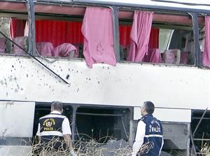 الشرطة الجنائية التركية تعاين الحافلة التي تعرضت للانفجار في اسطنبول	رويترز﻿