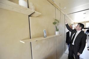 وزير الاسكان الفرنسي خلال تفقده لاحد المنزل التي تعمل على الطاقة الشمسية في المدرسة المعمارية 		افپ﻿
