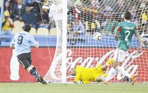 لاعب اوروغواي لويس سواريز سجل هدف الفوز في مرمى المكسيك	 اپ﻿