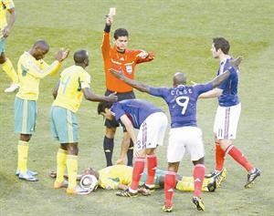 لحكم الكولومبي اوسكار رويز يوجه البطاقة الصفراء الثانية للفرنسي غوركوف امام جنوب افريقيا 	 	 	 	 	 	 رويترز
