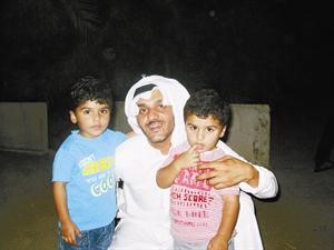 الفنان خالد البريكي مع ابنائه
﻿
