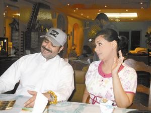 خالد امين وزوجته لمياء طارق في حوار جانبي