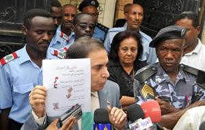 افپ﻿﻿السفير اللبناني في الخرطوم احمد شماط متحدثا للمتظاهرين عن الروابط الاخوية بين البلدين﻿