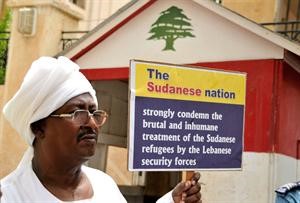 سوداني يحتج امام السفارة اللبنانية في الخرطوم مطالبا بمعاملة افضل للسودانيين في لبنان بعد مداهمة دورية ناديا سودانيا في بيروت واعتقال عدد من اعضائه وتوجيه كلمات جارحة لهم ﻿