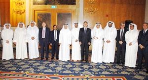مديرو ومسؤولو البنك في لقطة جماعية عقب الحصول على جائزة افضل بنك اسلامي بالكويت عن 2010
﻿