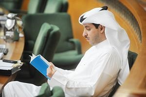 صالح الملا يتصفح اللائحة الداخلية﻿