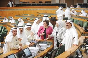 علي الراشد ودمعصومة المبارك وداسيل العوضي ومرزوق الغانم ومسلم البراك وعبدالله الرومي في القاعة﻿