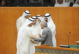 دهلال الساير ودمحمد العفاسي في حديث مع مرزوق الغانم وعلي الدقباسي﻿