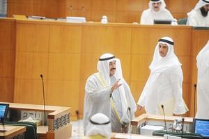 سمو رئيس الوزراء الشيخ ناصر المحمد محييا الاعضاء لحظة دخوله القاعة﻿