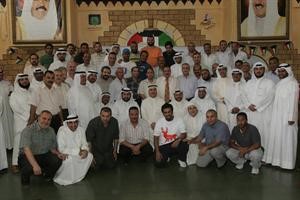 الكندري والعصفور يتوسطان اسرة الرجاء
