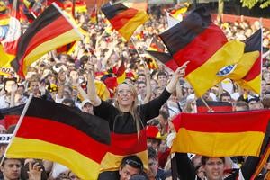 مشجعو المانيا ينتظرون المواجهة الكبرى مع الانجليز على احر من الجمر﻿