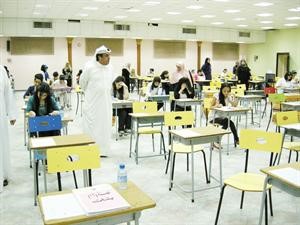 محمد الداحس يتفقد لجنة الامتحان