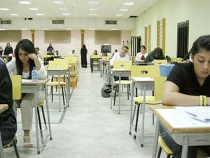 طالبات خلال الاختبار﻿