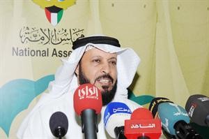 دضيف اللهابورمية متحدثا للصحافيين