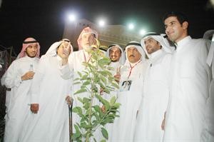 المشاركون في تجمع العقيلة زرعوا شجرة الحرية انتصارا للجاسم
﻿