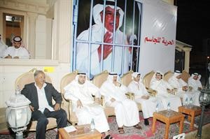 نواب وناشطون وخلفهم صورة للجاسم خلف القضبان
﻿﻿ كرم دياب
﻿