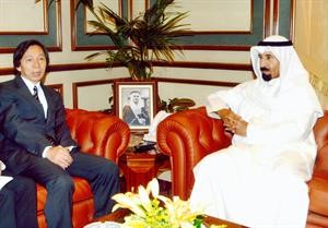 الشيخ علي الجابر مستقبلا السفير الياباني
