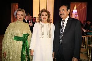 ناصر الخرافي وعقيلته في صورة تذكارية مع رندى بري
﻿