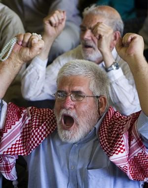 ايرانيون يهتفون ضد اسرائيل واميركا خلال صلاة الجمعة في طهران امس	 رويترز
﻿