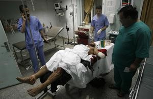  اطباء فلسطينيون يسعفون احد الجرحى بمستشفى النجار بعد غارة اسرائيلية على احد الانفاق جنوب غزةاپ
﻿