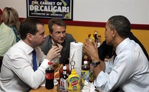 اوباما ومدفيديف يتناولان الهمبورغر	افپ