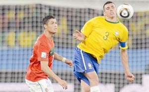 قائد السيليساو لوسيو يمنع الكرة من الوصول لنجم البرتغال كريستيانو رونالدو