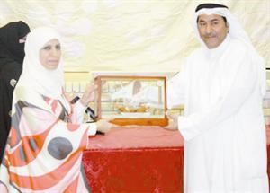 تكريم من مديرة المدرسة لمدير العلاقات العامة في الوطنية للاتصالات
