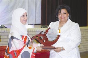 عائشة الرشيد تتسلم درعا تكريمية من منتهى البناي
