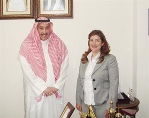 الشيخ فيصل الحمود لدى استقباله مديرة مكتب مفوضية اللاجئين
