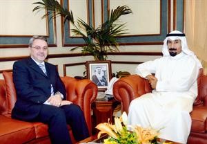 الشيخ علي الجابر مستقبلا السفير محمد حسين بحر العلوم﻿