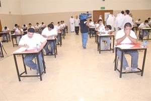 جانب من احدى جولات مسؤولي وزارة التربية للاطمئنان على سير لجان الامتحانات