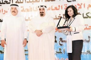 درع الاعلامية الزميلة بيبي خالد المرزوق تسلمتها الزميلة عفاف مختار
