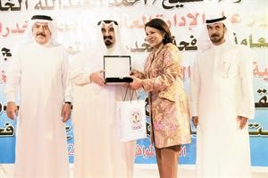 درع تكريمية للفنانة سعاد عبدالله