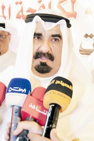 اللواء الشيخ احمد الخليفة متحدثا للصحافيين