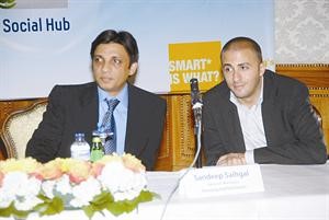 عبدالعزيز ابوشنب وسانديب سيغال خلال المؤتمر الصحافي