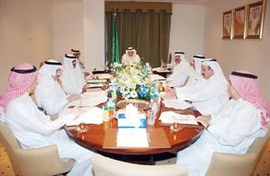 السفير السعودي دعبدالعزيز الفايز مترئسا الاجتماع
