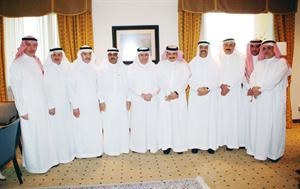 دعبدالعزيز الفايز متوسطا عددا من المشاركين في الاجتماع
