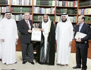 ابراهيم الصالح مكرما مدير مكتبة الاسكندرية داسماعيل سراج الدين
