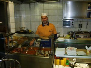 عربي في احد مطاعم الفلافل