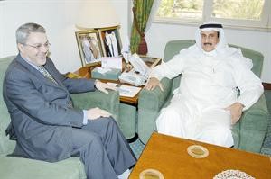 الشيخ دابراهيم الدعيج مستقبلا السفير العراقي محمد حسين بحر العلوم﻿