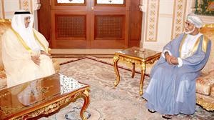 السلطان قابوس بن سعيد مستقبلا السفير شملان الرومي﻿