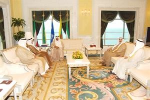 سمو ولي العهد مستقبلا سمو رئيس الوزراء الشيخ ناصر المحمد والشيخ جابر المبارك والشيخ دمحمد الصباح﻿