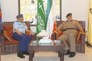 الفريق الركن احمد الخالد خلال لقائه الفريق الركن طيار محمد العايش
