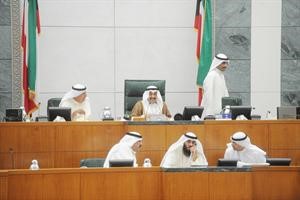 الرئيس جاسم الخرافي ونائبه عبدالله الرومي ومرزوق الغانم على المنصة متين غوزال