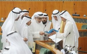 احمد السعدون ومرزوق الغانم وعدنان عبدالصمد ودضيف الله ابورمية وخالد السلطان وسعد زنيفر ومبارك الخرينج يناقشون مواد اللائحة حول قانون القروض