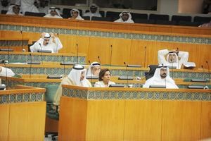 النائب الاول لرئيس الوزراء ووزير الدفاع الشيخ جابر المبارك ودموضي الحمود ودمحمد العفاسي خلال الجلسة