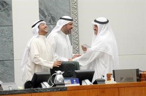 الشيخ احمد الفهد ومسلم البراك ودليهي الهاجري في حوار ضاحك على المنصة