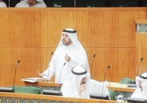 علي الدقباسي متحدثا خلال الجلسة